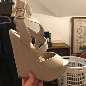 Steve Madden Beige Suede Wedge (6.5M) Brand new